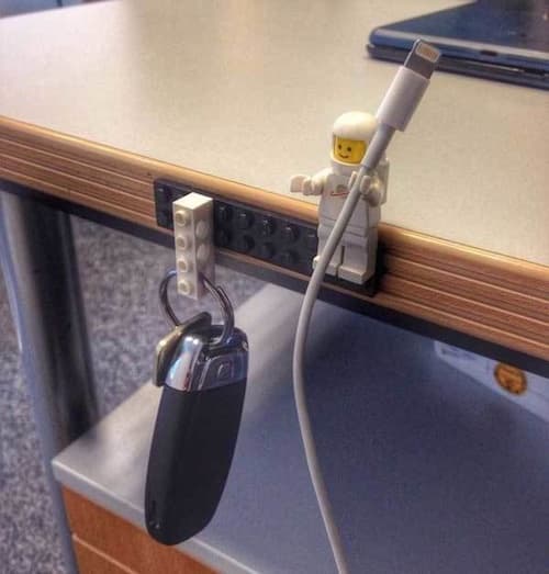 Un gran consejo de almacenamiento es usar Lego para almacenar las llaves y el cable del iPhone.