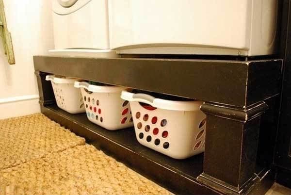 Un consejo de almacenamiento es usar un estante para colocar las cestas de ropa debajo de la lavadora y la secadora.