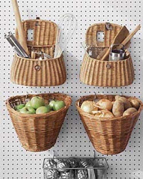 Un gran consejo de almacenamiento es usar cestas colgantes para almacenar frutas y verduras.
