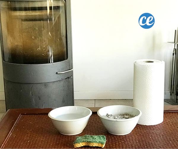 cendres per netejar el vidre de la inserció de l'estufa de llenya o la llar de foc