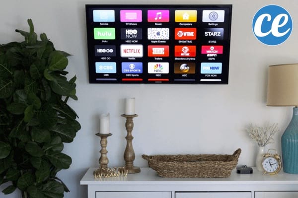 Un televisor de pantalla plana penjat a la paret.