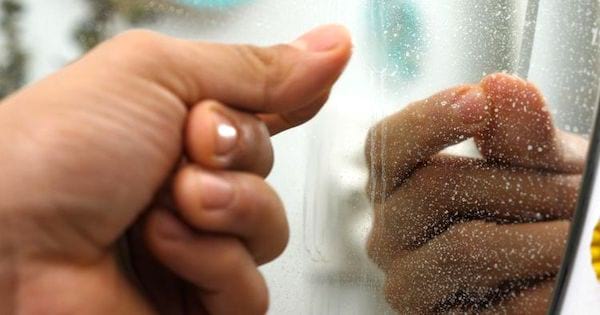 Súper consell de neteja per al bany: un netejador domèstic per a finestres de níquel i sense ratlles.