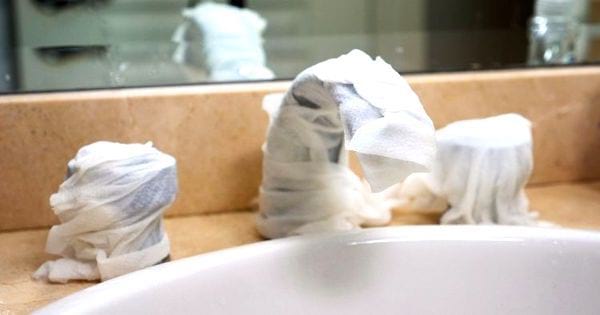 Gran consell per netejar el bany: vinagre blanc contra les taques de calç a l'aixeta.