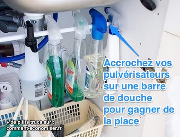 botellas almacenadas debajo del fregadero con una barra