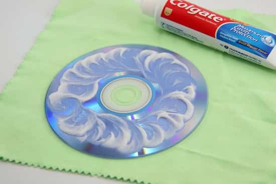 consertar um cd ou dvd com pasta de dente