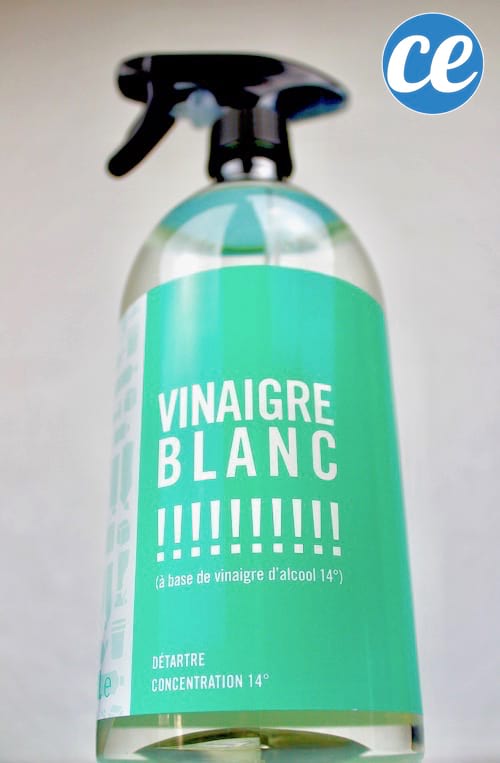 Una botella de spray de vinagre blanco.