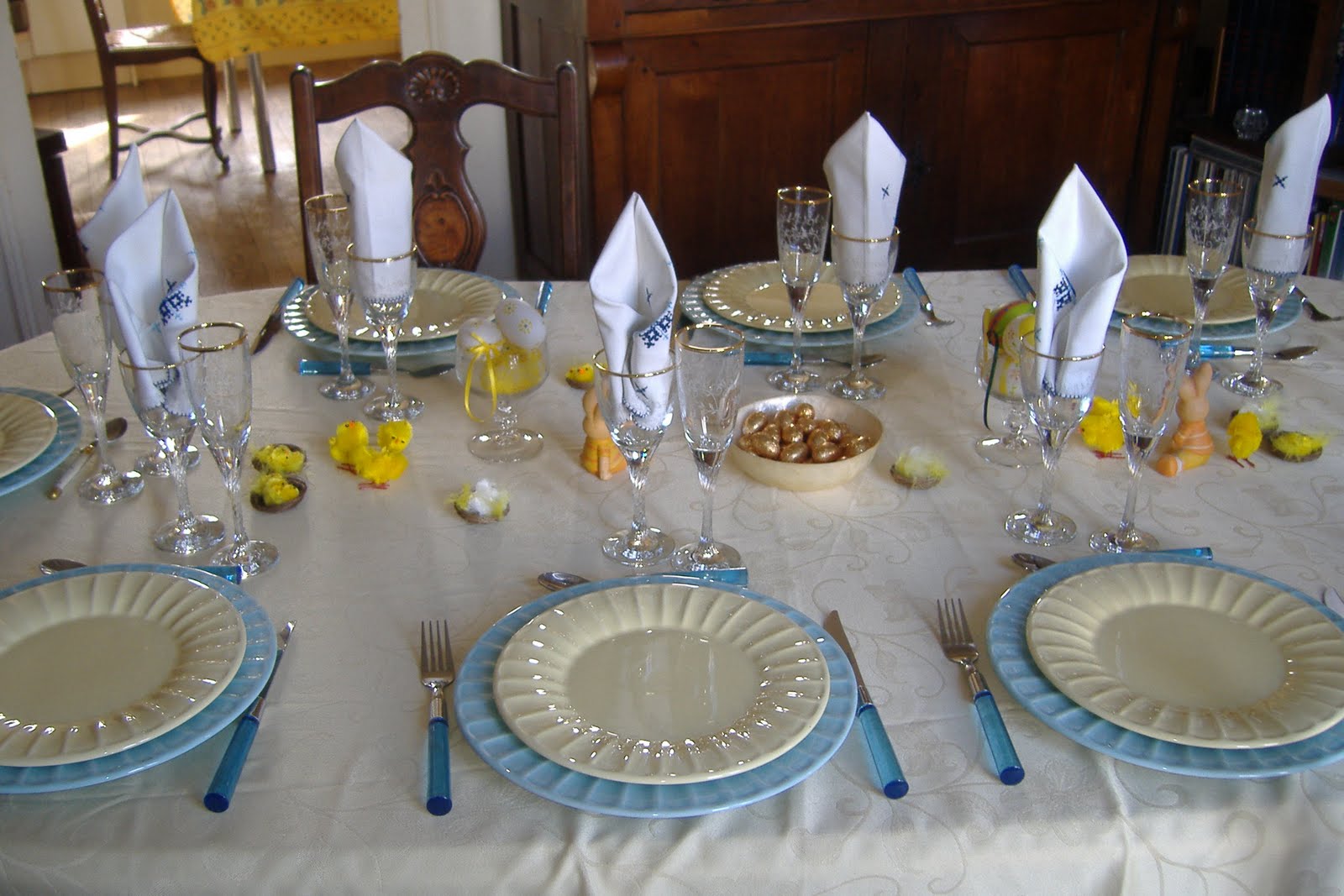 Kā uzklāt skaistu galdu vakariņām? VIEGLA ceļvedis attēlos.