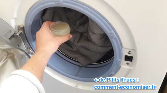 לשים את חומר הניקוי הטבעי בכדור בלב הכביסה