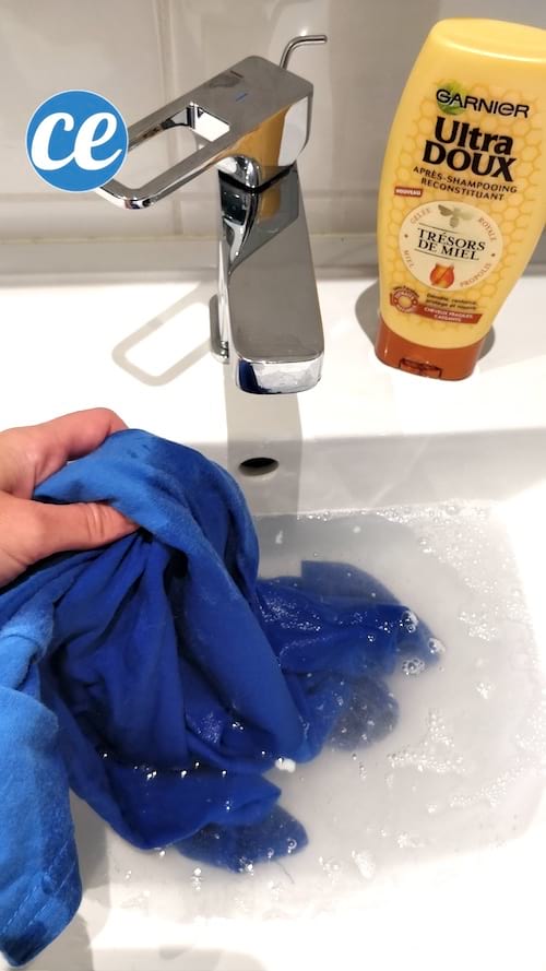camiseta azul empapada en acondicionador para agrandar fácilmente