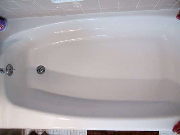 El vinagre blanco es un gran limpiador natural para tu bañera.