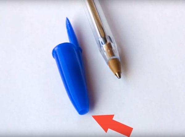 El orificio de la tapa del bolígrafo evita la asfixia.