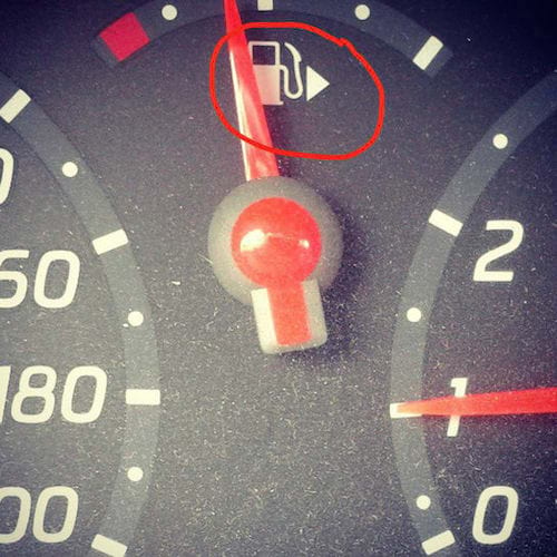 La flecha junto al símbolo del indicador de combustible indica en qué lado está el tanque de combustible del automóvil.