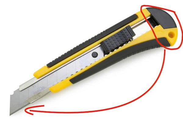 La protección de plástico en la parte posterior del cortador se usa para romper la hoja sin cortarse los dedos.