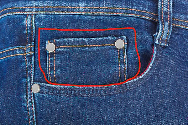 Los pequeños bolsillos de los jeans azules se usaron para guardar relojes de bolsillo.