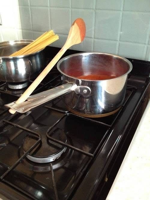 El agujero en las asas de las ollas se usa para deslizar las cucharas llenas de salsa.