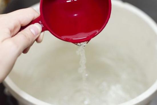 Ponga de 5 a 10% de vinagre en un balde de agua para lavar las baldosas.