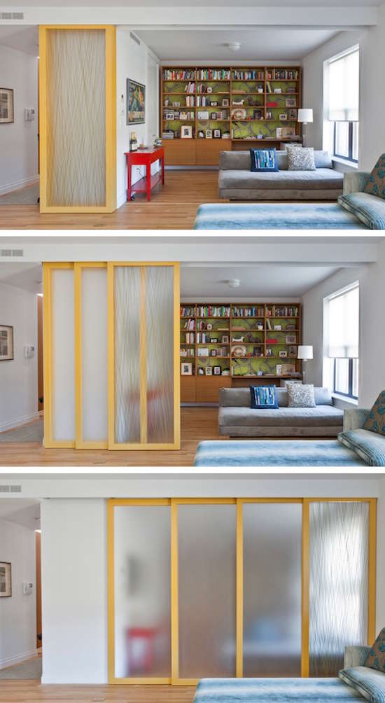 ¿Sabías que las mamparas deslizantes pueden ayudarte a ahorrar espacio en tu pequeño apartamento?