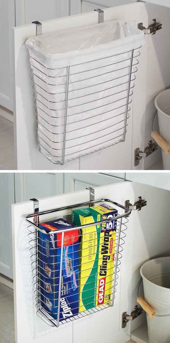 Una canasta que cuelga sobre una puerta es una manera fácil de ahorrar espacio en su cocina o baño.