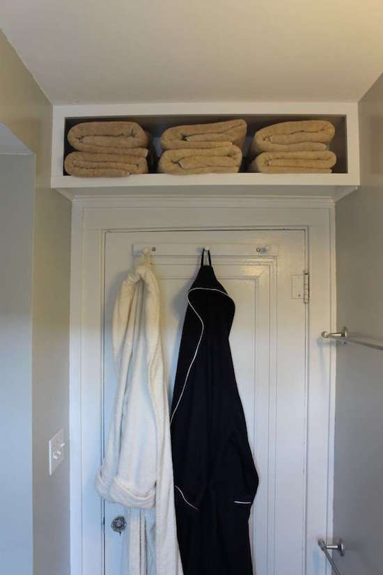 ¿Sabías que puedes guardar toallas encima de la puerta de tu baño?
