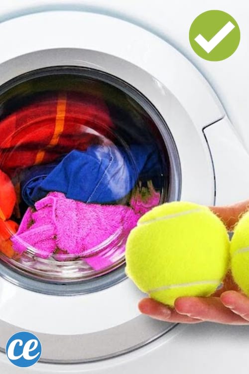 Poseu pilotes de tennis a la rentadora per mantenir les tovalloles suaus