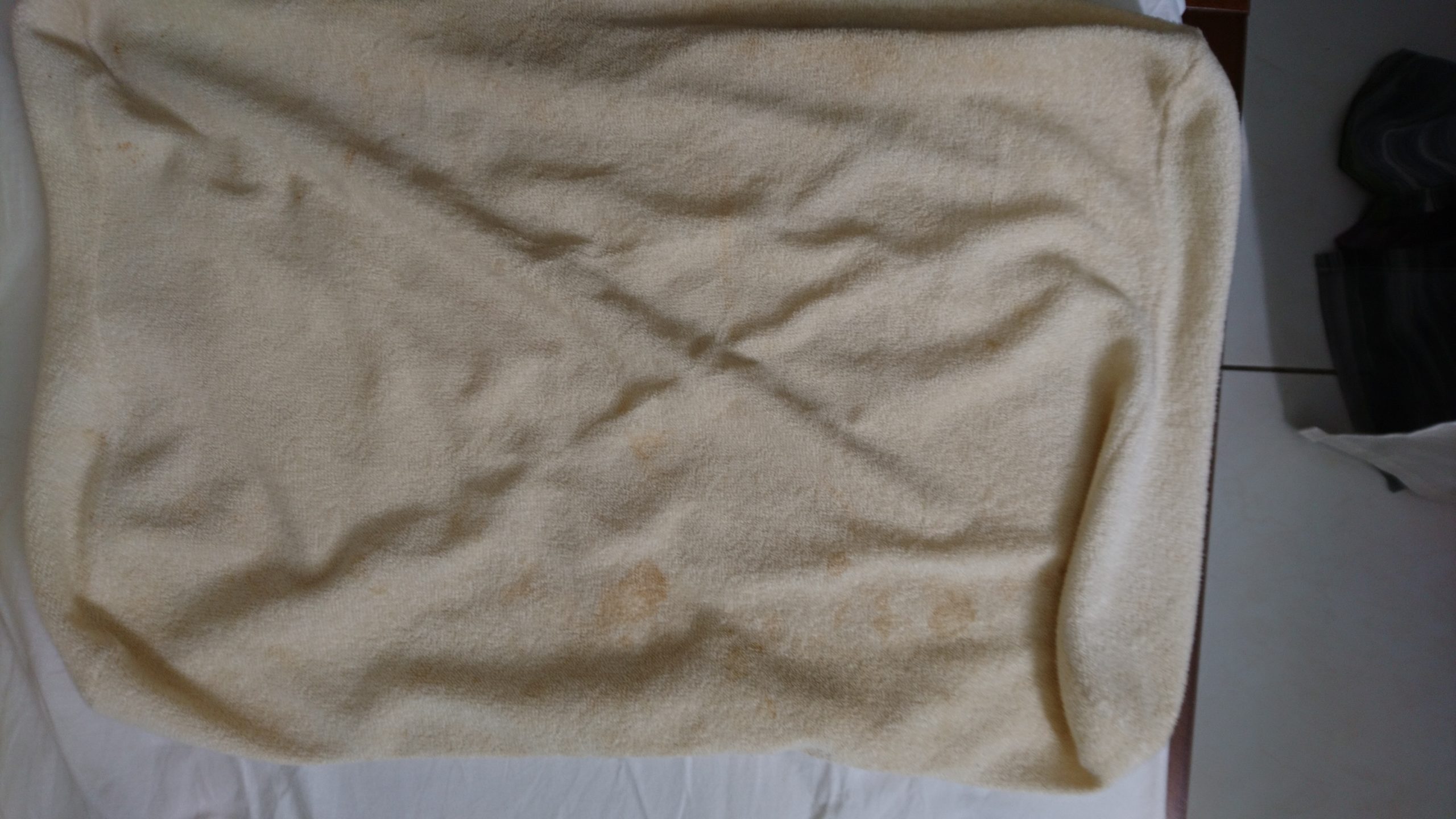 Yellow Spots on White Linen? Our Tips To Remove Them.