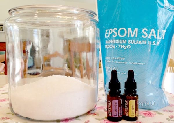 un suavizante de telas casero con sal de Epsom y aceites esenciales