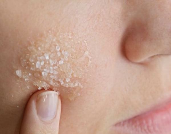 La sal d'Epsom barrejada amb crema és un exfoliant natural suau