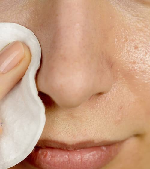 La sal de Epsom aplicada a la piel es un tratamiento natural para el acné y los puntos negros.