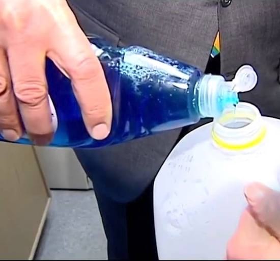 una mezcla de detergente líquido y alcohol para evitar la congelación
