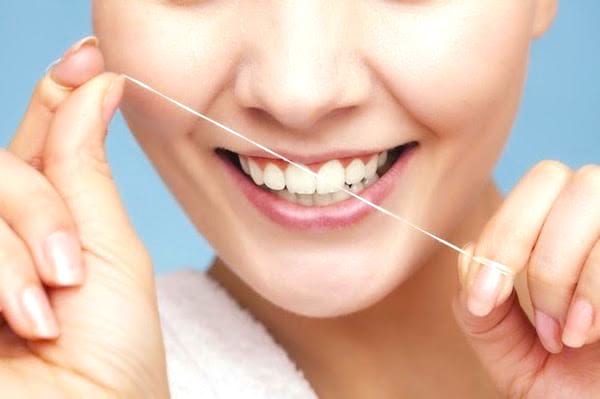 Cuida tus dientes: una de las 20 cosas que hacer a los 30 para tener una vida mejor a los 50.