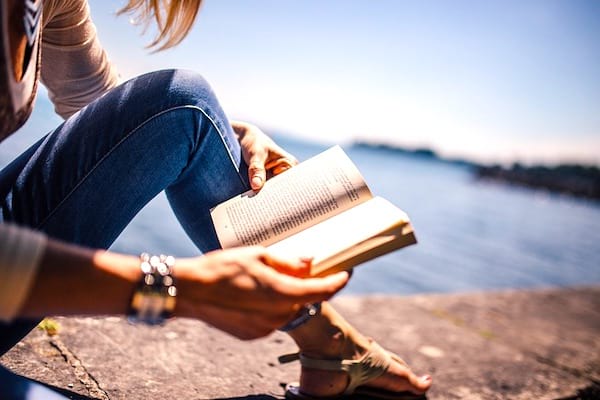 Leer 10 libros al año: una de las 20 cosas que hacer a los 30 para tener una vida mejor a los 50.
