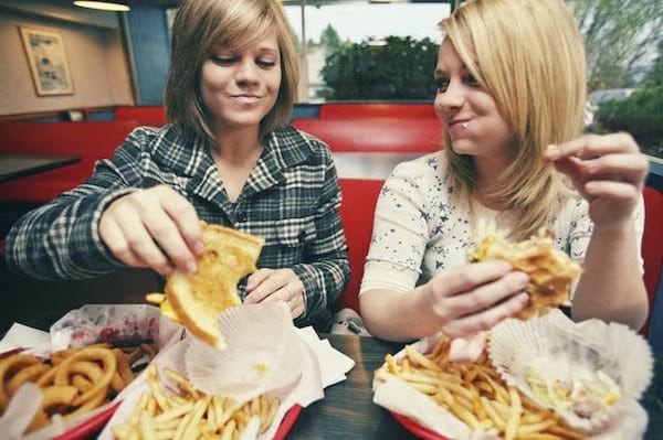Dejar de comer comida rápida: una de las 20 cosas que hacer a los 30 para tener una vida mejor a los 50.