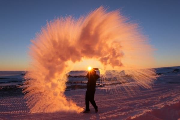 Persona tirando té caliente en el Ártico