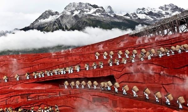 Varias personas que trabajan en las montañas de China