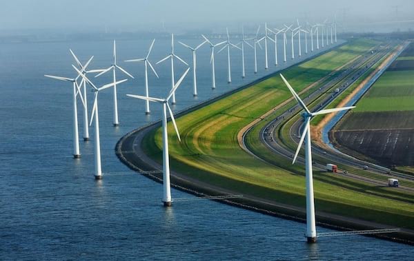 Carretera en los Países Bajos con turbinas eólicas en el lateral
