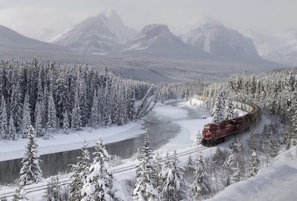 سردیوں میں سرخ مال بردار ٹرین