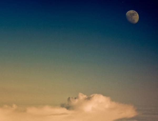 Maravillosa vista de la atmósfera con la luna.