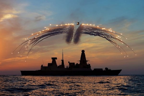 Fuegos artificiales sobre un barco de la Marina