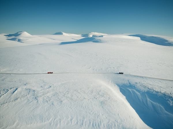 Carretera en medio de un paisaje nevado en Rusia