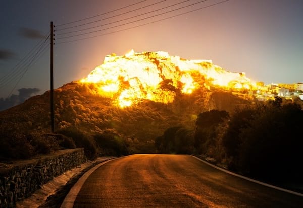 Ilusión de explosión en una montaña