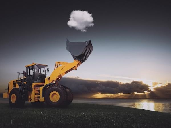 Illusion af en sky over en traktor
