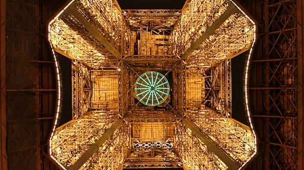 Az Eiffel-torony alulról nézve