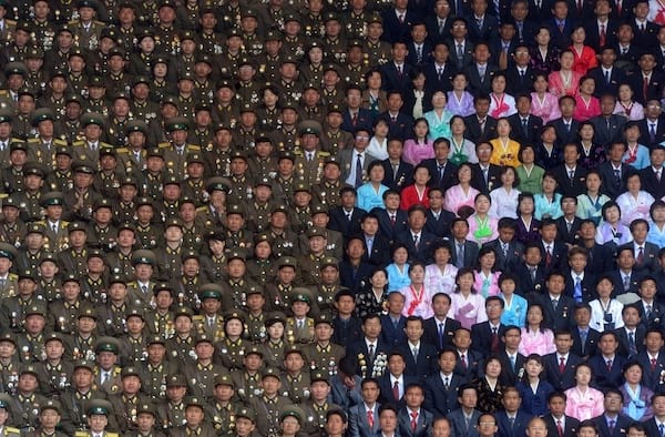 Egy esemény megünneplése Észak-Koreában sorban gyűltek össze az emberek