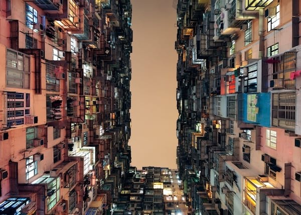 Zona residencial en Hong Kong visto desde abajo