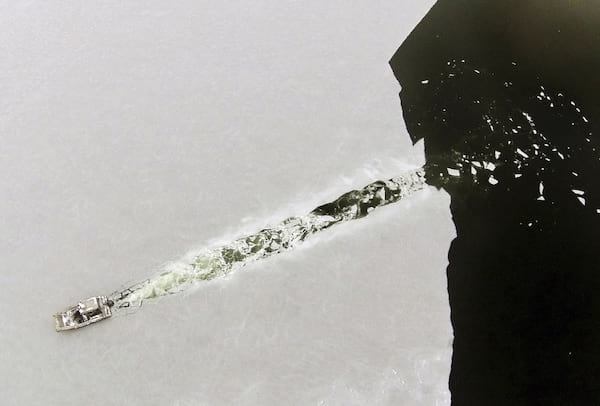 Båden krydser isen i Marion Bay