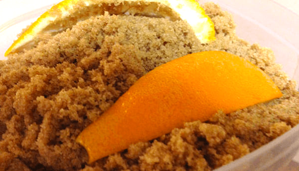 poner cáscaras de naranja en el azúcar moreno para que no se seque