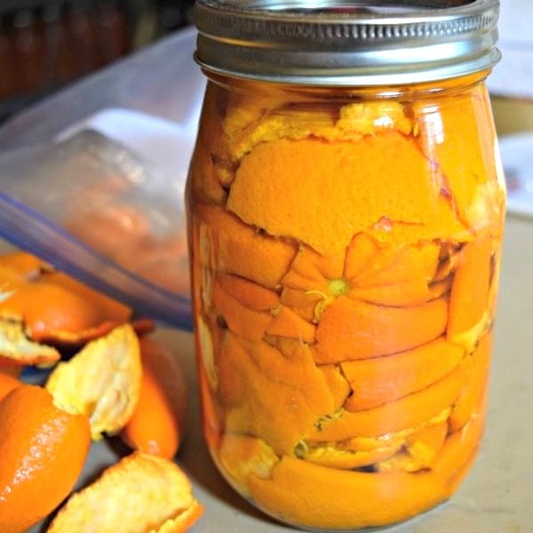 condimentar el vinagre blanco con cáscaras de naranja