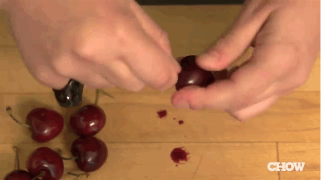 tricket til at udhugge kirsebær nemt og hurtigt med en papirclips