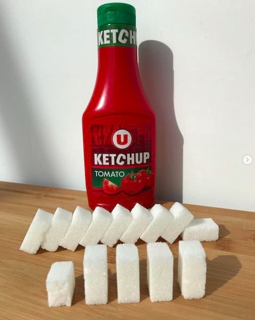 Una botella de ketchup U y su equivalente en azúcar.
