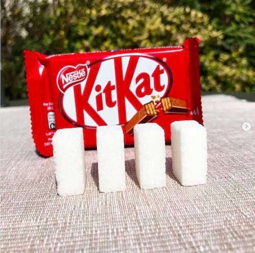 Pakkaus KitKat-patukkaa ja sitä vastaava sokeri